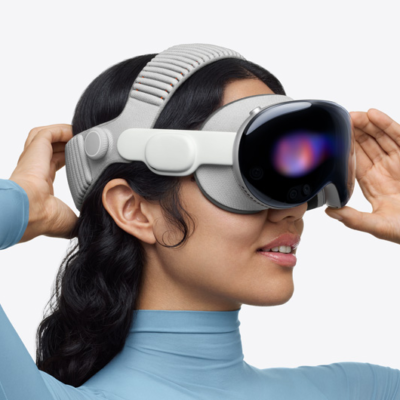 Utilisatrice ajustant l’Apple Vision Pro
