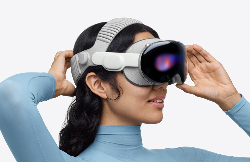 Utilisatrice ajustant l’Apple Vision Pro